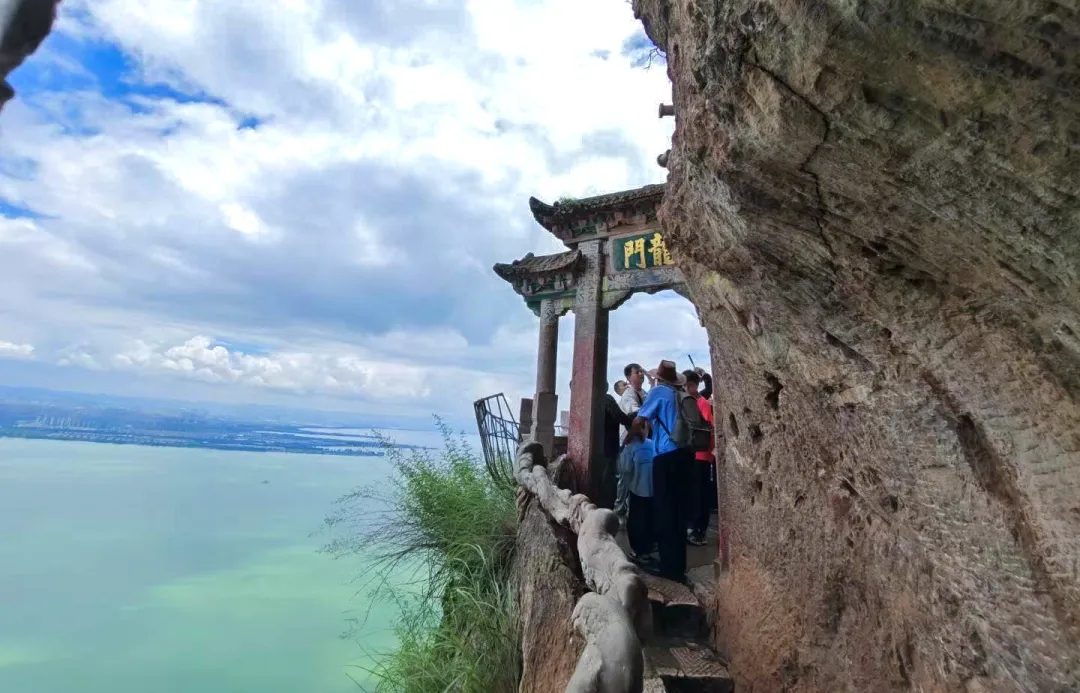 昆明西山 · 龙门俯瞰滇池