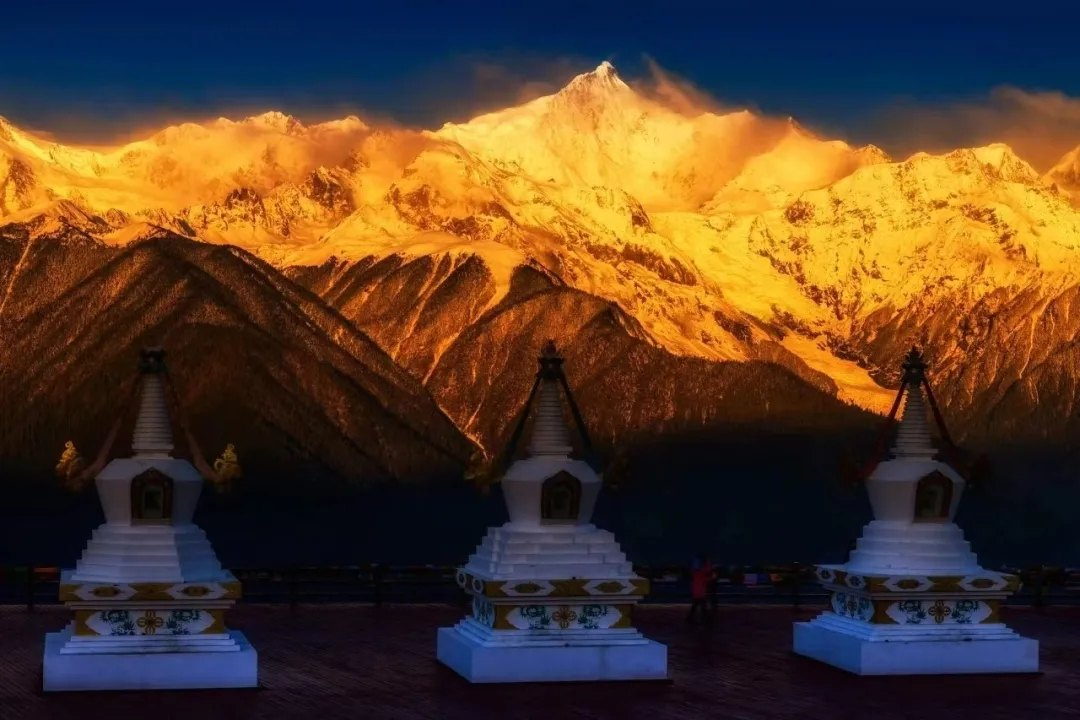 梅里雪山 · 日照金山