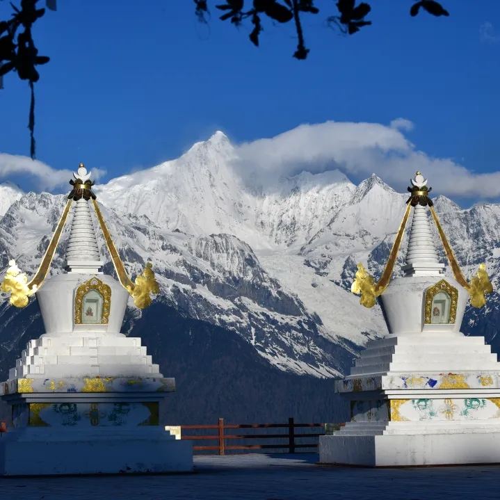 飞来寺 · 白塔与雪山