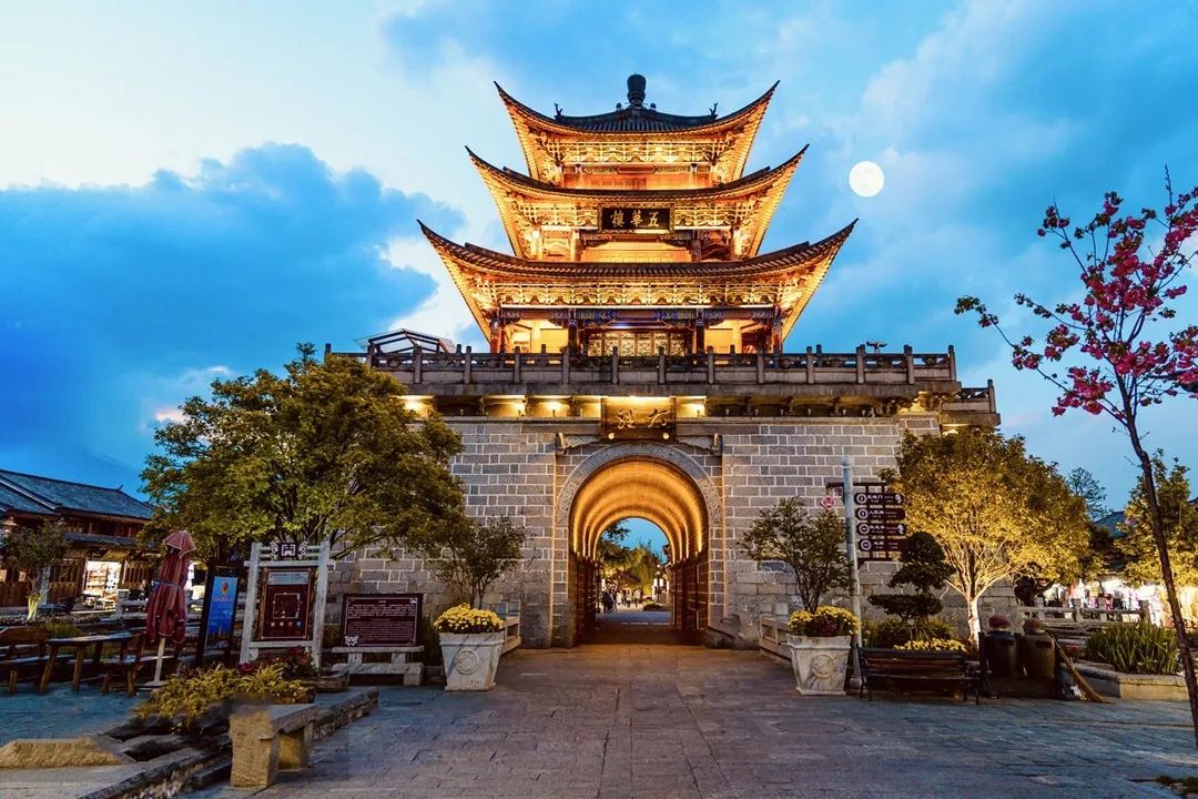 大理古城 · 夜色城门