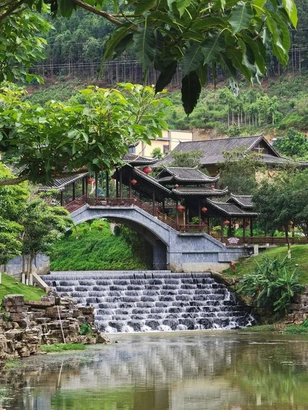 屏边 · 滴水苗城叠水