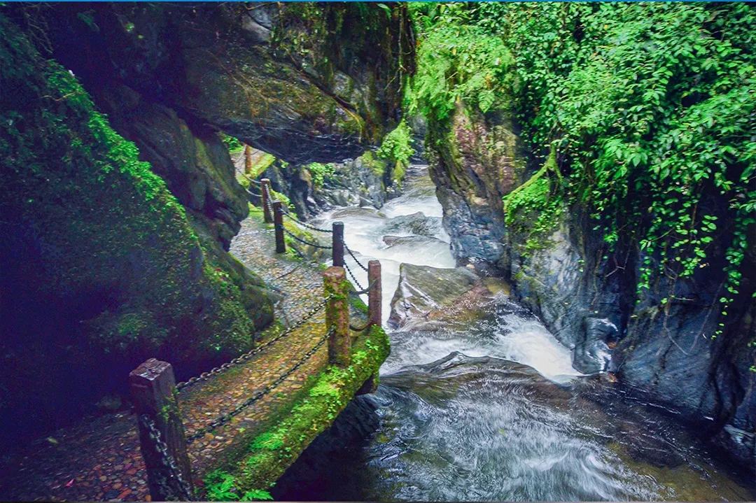 石门峡 · 碧绿溪流